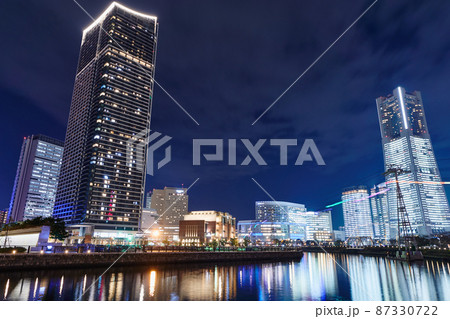 クリスマスシーズンの横浜みなとみらいの夜景 クリスマスシーズンの横浜みなとみらいの夜景 87330722