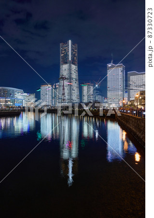 クリスマスシーズンの横浜みなとみらいの夜景 クリスマスシーズンの横浜みなとみらいの夜景 87330723