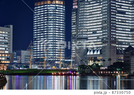 クリスマスシーズンの横浜みなとみらいの夜景 クリスマスシーズンの横浜みなとみらいの夜景 87330750