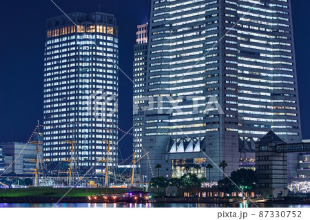 クリスマスシーズンの横浜みなとみらいの夜景 クリスマスシーズンの横浜みなとみらいの夜景 87330752
