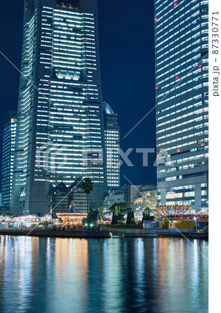 クリスマスシーズンの横浜みなとみらいの夜景 クリスマスシーズンの横浜みなとみらいの夜景 87330771