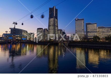 クリスマスシーズンの横浜みなとみらいの夕景 クリスマスシーズンの横浜みなとみらいの夕景 87330803