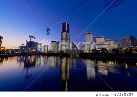 クリスマスシーズンの横浜みなとみらいの夕景 クリスマスシーズンの横浜みなとみらいの夕景 87330804