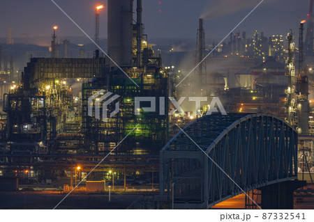 日本の岡山県倉敷市の水島コンビナートの美しい工場夜景 日本の岡山県倉敷市の水島コンビナートの美しい工場夜景 87332541