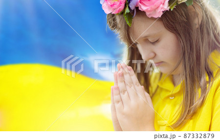 Pray for Ukraine. Child with Ukrainian flag. 87332879