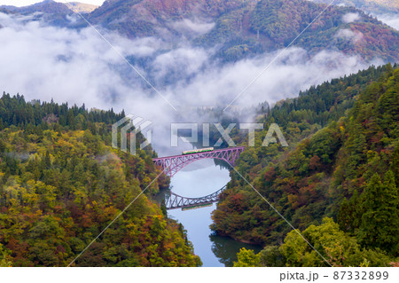 福島・紅葉・雲海の峡谷を行く只見線 87332899