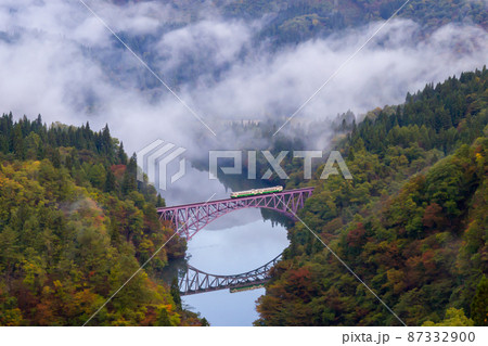 福島・紅葉・雲海の峡谷を行く只見線 87332900