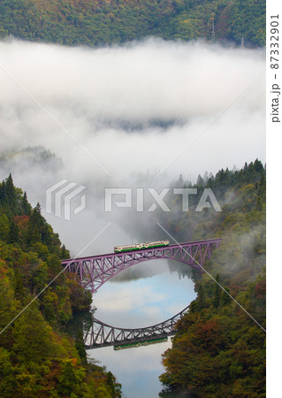 福島・紅葉・雲海の峡谷を行く只見線 福島・紅葉・雲海の峡谷を行く只見線 87332901