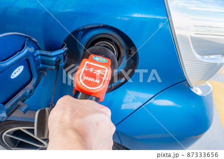 日本のセルフガソリンスタンドで給油している写真。ガソリンで走る車のイメージ。 日本のセルフガソリンスタンドで給油している写真。ガソリンで走る車のイメージ。 87333656