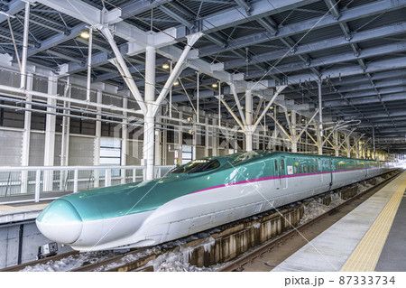 函館北斗駅に停車中の北海道新幹線　北海道北斗市 87333734