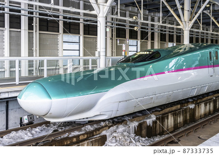 函館北斗駅に停車中の北海道新幹線　北海道北斗市 87333735