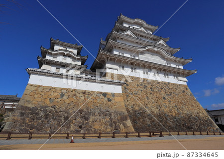 姫路城の大天守と西小天守（備前丸） 87334645