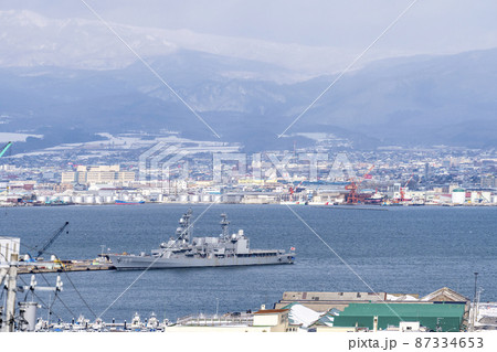 冬の幸坂からみた函館港　北海道函館市 87334653