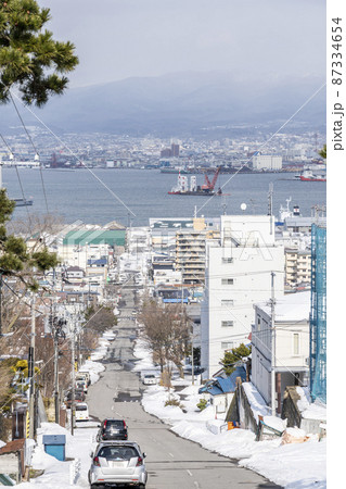 冬の幸坂からみた函館港　北海道函館市 87334654