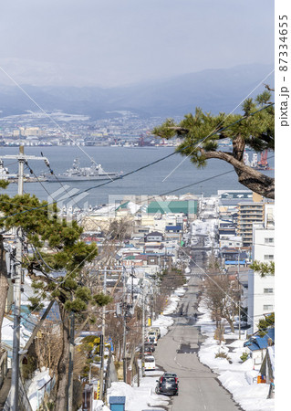 冬の幸坂からみた函館港 北海道函館市 冬の幸坂からみた函館港 北海道函館市 87334655