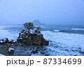 雪が舞う荒れた日本海を由良温泉から撮る 87334699