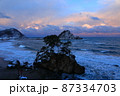 由良温泉から見る明け方の日本海とダイナミックな雲 87334703