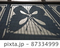 蝶の形の柵の影 87334999