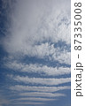 青空と筋状の雲 87335008
