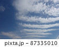青空とすじ状の雲 87335010