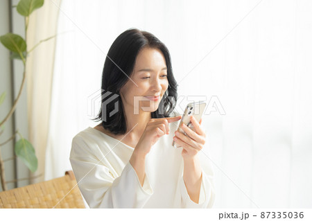スマホを見る女性 スマホを見る女性 87335036
