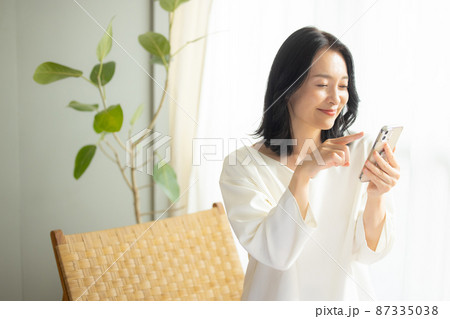 スマホを見る女性 スマホを見る女性 87335038