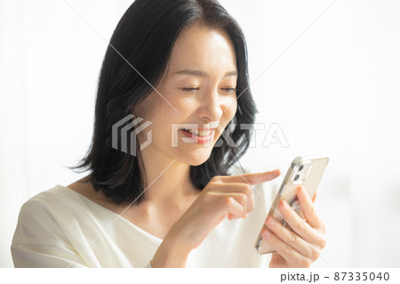 スマホを見る女性 スマホを見る女性 87335040