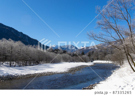 【長野県】冬の上高地_梓川 87335265