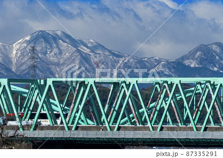 東名阪自動車道揖斐長良川橋と鈴鹿山脈の景観 87335291