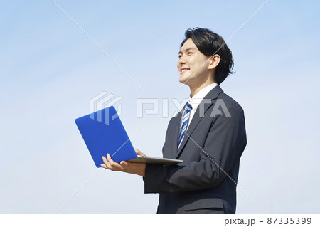 ビジネスマン　パソコン　屋外 87335399