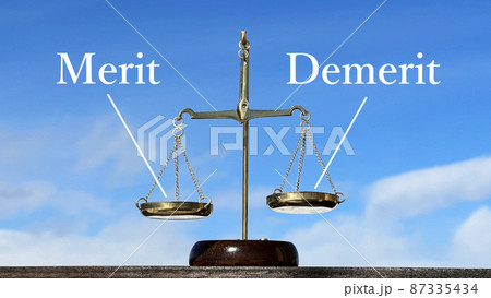 MeritとDemerit文字入り金の天秤_青空背景 MeritとDemerit文字入り金の天秤_青空背景 87335434