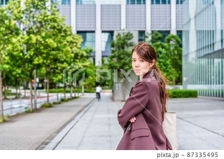 真剣な表情で振り向くビジネスウーマン 87335495