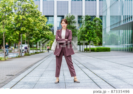 真剣な表情で仁王立ちをするビジネスウーマン 全身 カメラ目線 真剣な表情で仁王立ちをするビジネスウーマン 全身 カメラ目線 87335496