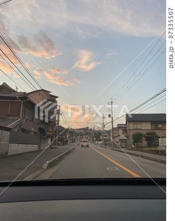 車から撮った空と道 87335507