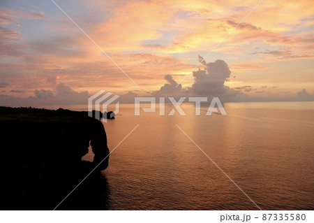 【沖縄】万座毛と海を照らす夕日 87335580