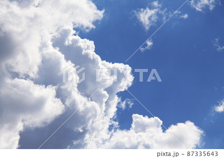 サンパウロの夏の雲と青空　ブラジル 87335643