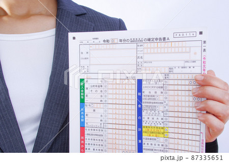 確定申告書を持つ女性 87335651