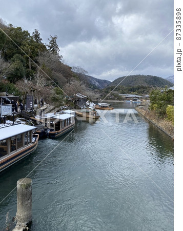 雪の積もる嵐山 87335898