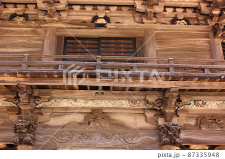 生地の木目が美しい青梅市二俣尾にある海禅寺の山門 生地の木目が美しい青梅市二俣尾にある海禅寺の山門 87335948