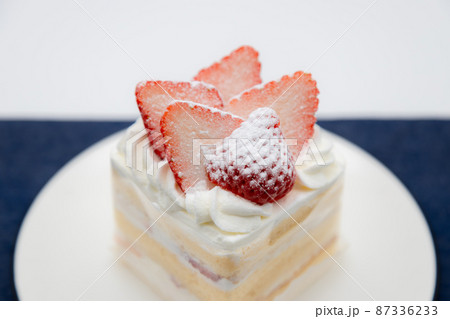 丸皿の上のイチゴのショートケーキ 丸皿の上のイチゴのショートケーキ 87336233