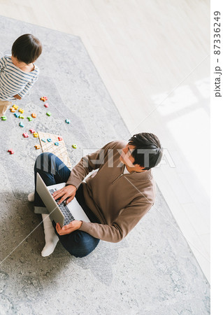 子供の面倒を見ながら在宅ワークをするパパ 子供の面倒を見ながら在宅ワークをするパパ 87336249