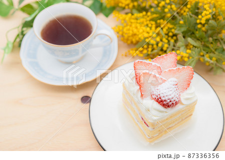 ミモザとイチゴのショートケーキ　 87336356