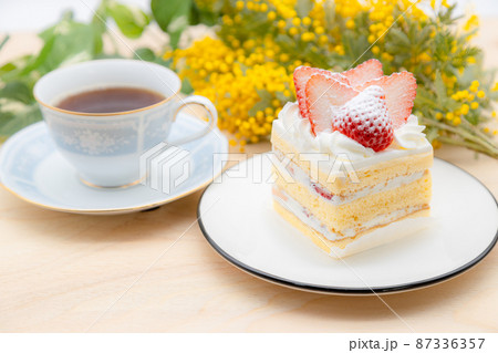 ミモザとイチゴのショートケーキ　 87336357