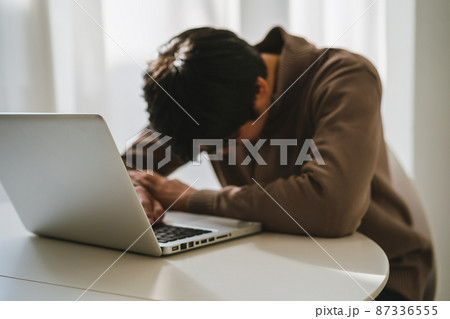 在宅勤務をする男性 87336555