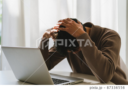 在宅勤務をする男性 87336556