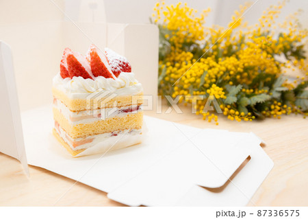 ミモザとイチゴのショートケーキ  プレゼントイメージ ミモザとイチゴのショートケーキ  プレゼントイメージ 87336575