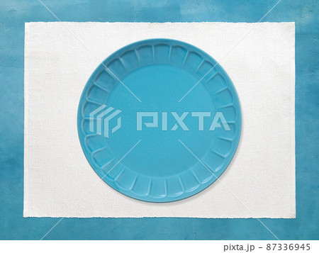 青いお皿とランチョンマット 87336945