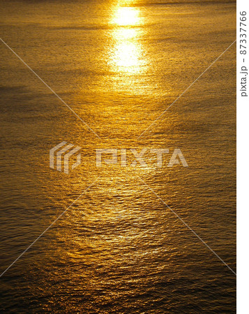 黄金色に輝く夕焼けの西伊豆（南伊豆・落居）の海面テクスチャー。	 87337766