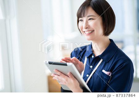 介護イメージ 介護士 介護スタッフ リモート介護 IT化 介護イメージ 介護士 介護スタッフ リモート介護 IT化 87337864