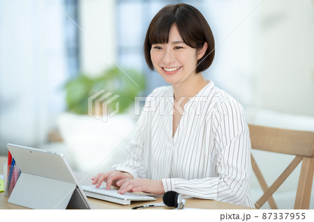 女性 テレワーク 在宅勤務 パソコン 女性 テレワーク 在宅勤務 パソコン 87337955
